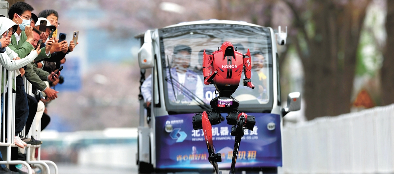 Гуманоидный робот компании Honor побил мировой рекорд человека в полумарафоне